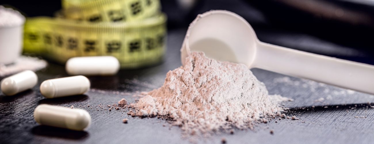 Krejčovský metr, vitamíny a rozsypaný kreatin.