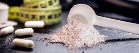 Krejčovský metr, vitamíny a rozsypaný kreatin.