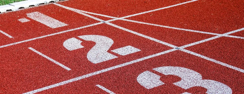 Číslovaná běžecká trať.