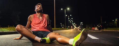 Muž regeneruje po běhu.