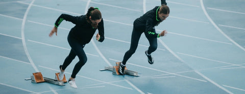 Dvě ženy hyve týmu vybíhají ze startu na trati.