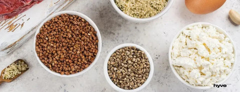 Potraviny (quiona, tvaroh, pohanka) plné aminokyselin.