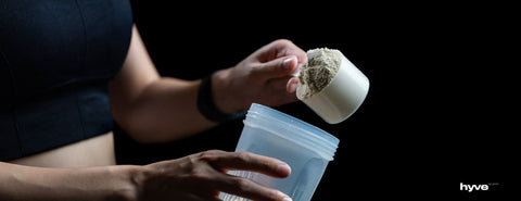 Žena si chystá iontový nápoj.