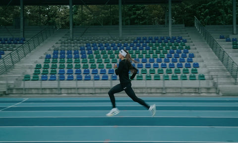 Žena trénuje na stadionu.