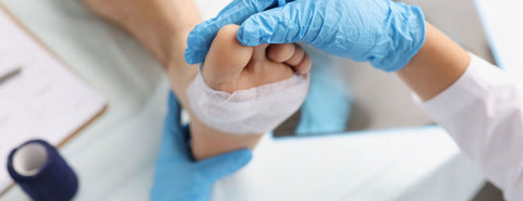 Lékař kontroluje palec u nohy.