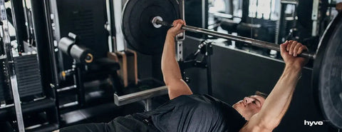 Muž zvedá bench press.