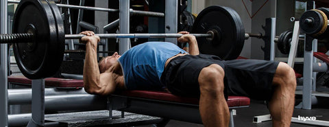 Muž zvedá bench press.