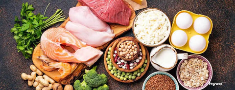 Losos, kuřecí maso, hovězí maso, luštěniny, vajíčka, tvaroh, vločky.