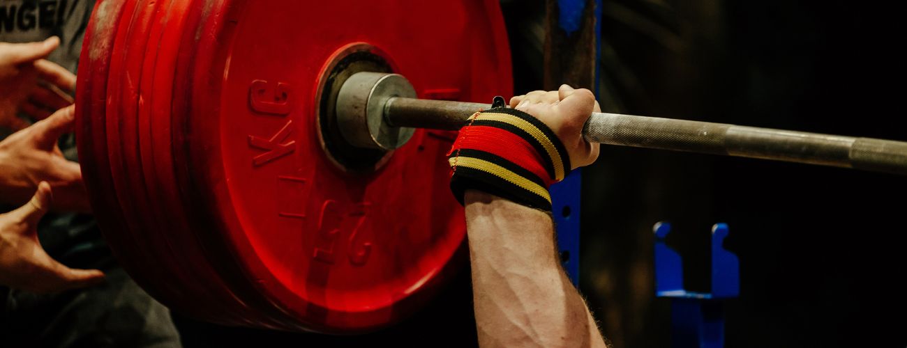 Muž zvedá bench press.