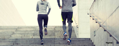 Žena a muž běží fartlek.