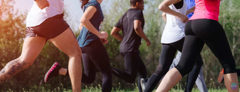 Ženy a muži běží.