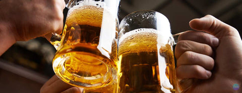 Muži si ťukají s pivem.