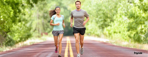 Žena a muž běží spolu.