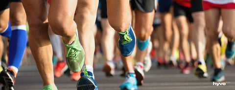 Nohy běžců při maratonu.