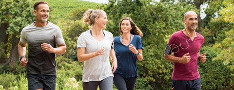 Dva muži a dvě ženy ve věku 40 plus běží.