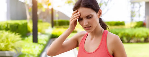 Ženu bolí hlava po tréninku.