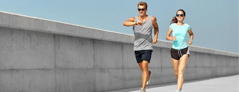 Muž a žena běží intervalový trénink.