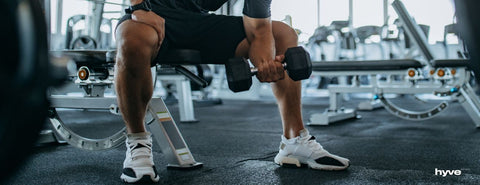 Muž cvičí v posilovně.