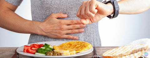 Muž si hledá čas k jídlu.