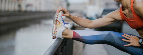 Žena si protahuje nohu - bérec.