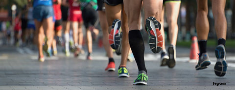 Běžci běží půlmaraton.
