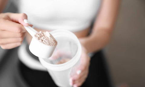 Žena si chystá protein.