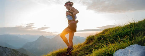 Žena běží po horách.