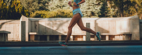 Běžkyně si dává strečing před během.