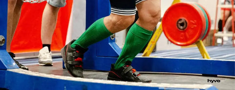 Svalnaté nohy, jak jdou do dřepu.