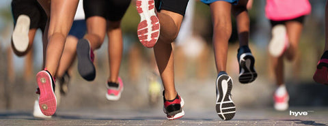 Nohy běžců.