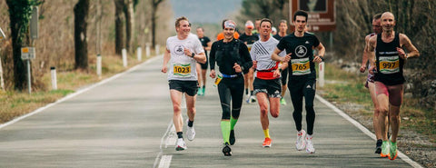 Několik běžců maratonu.