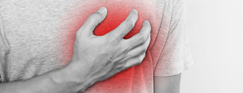 Muž se chytá za srdce, které ho bolí.