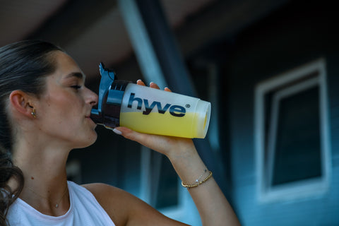 Atletka pije hyve clear whey protein ze shakeru po tréninku.