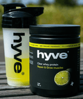 hyve clear whey limetka a rozmíchaný nápoj v shakeru na venkovním dřevěném stole
