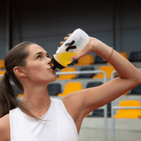 Sportovkyně poje iontová nápoj hyve Hydration Pro s příchutí pomeranče