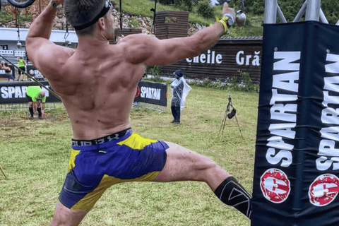 Závodník při překonávání překážky multirig během Spartan Race.